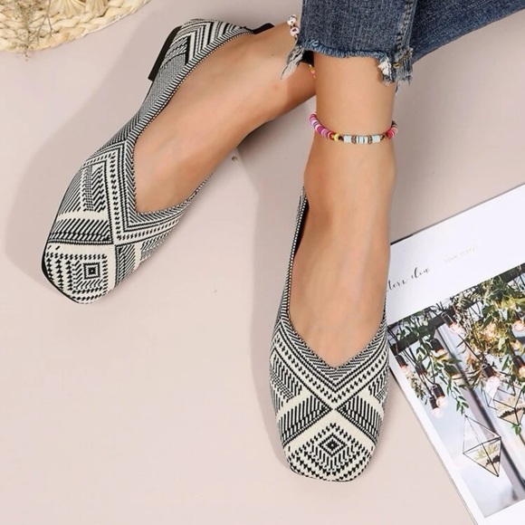 Black multi flats in a size 5 🖤🤍 - Picture 2 of 15